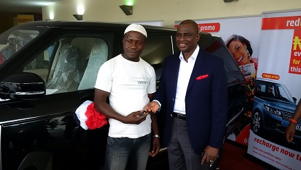 (L-r): Abiodun Adio, grand prize winner receiving keys from Segun Ogunsanya, managing director and chief executive officer, Airtel Nigeria, at the grand finale of Red Hot promo in Lagos on Wednesday.